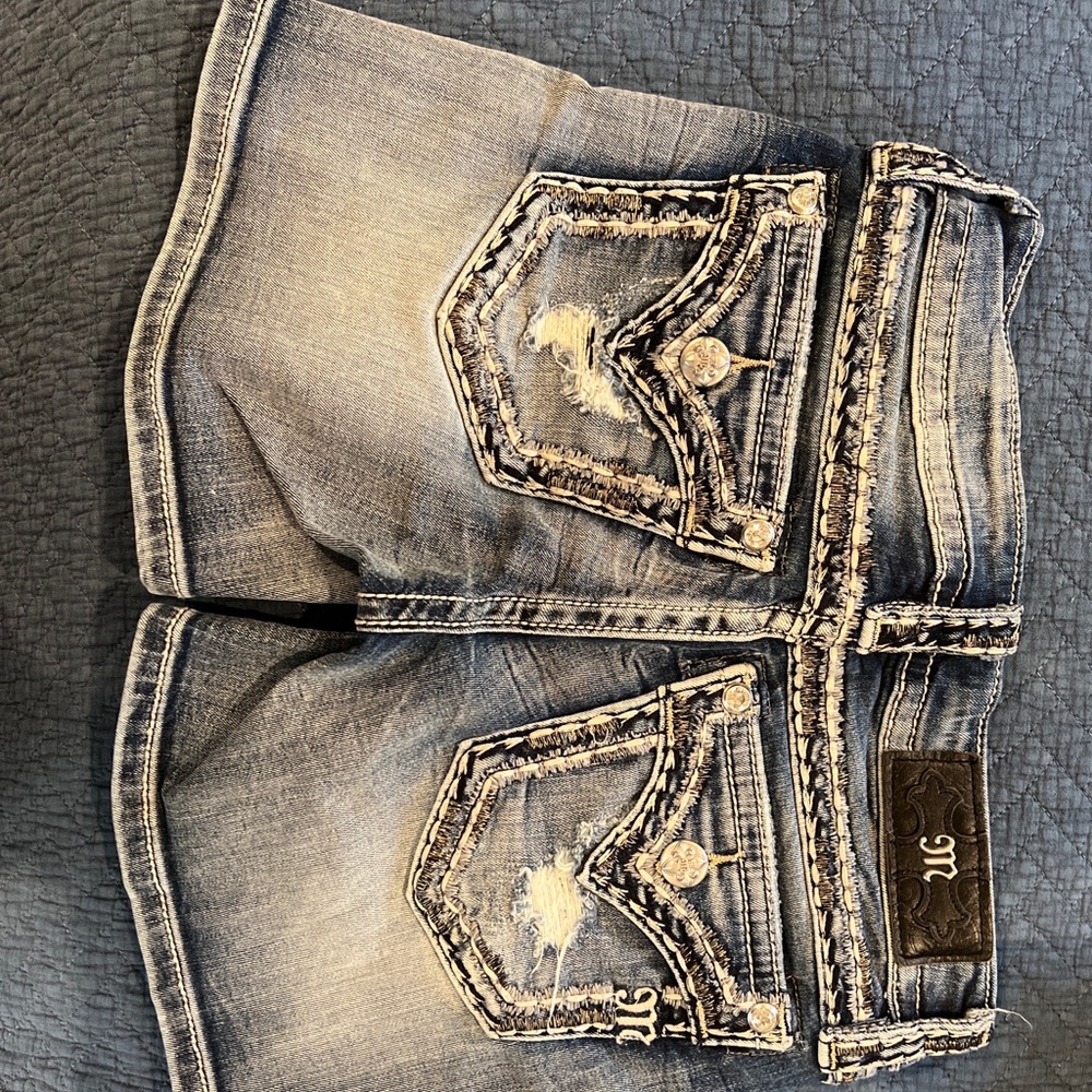 Miss Me Signature Jean Shorts Size 25 4 1/2” inseam 7 1/2” rise 26” waist